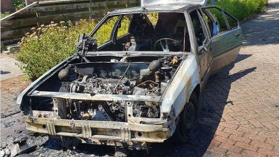 Oldtimer volledig uitgebrand in Geesbrug