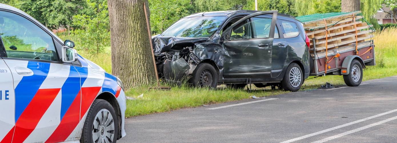 Auto met aanhanger botst frontaal tegen een boom (Video)