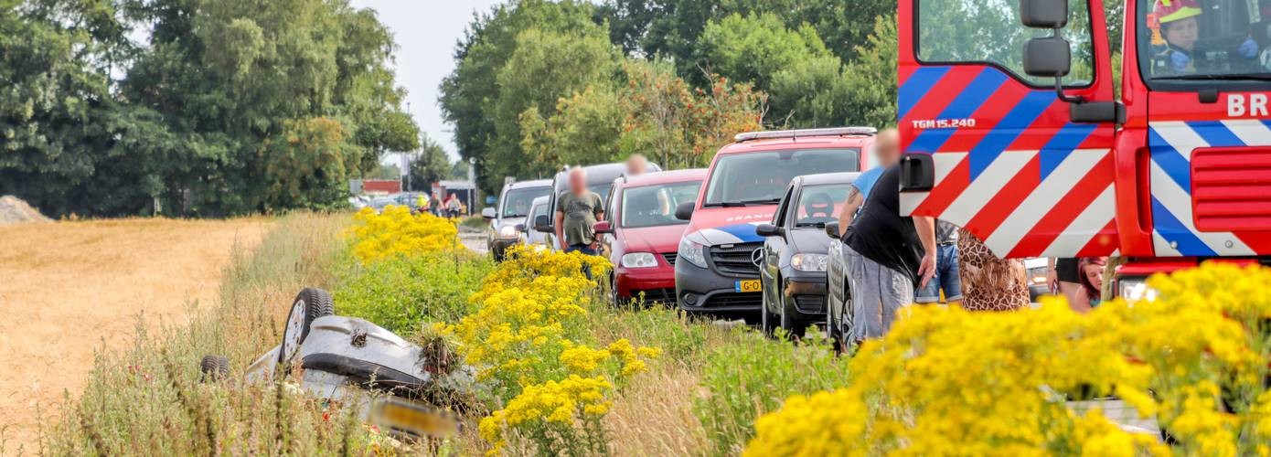 Auto op de kop in de sloot bij eenzijdig ongeval (video)