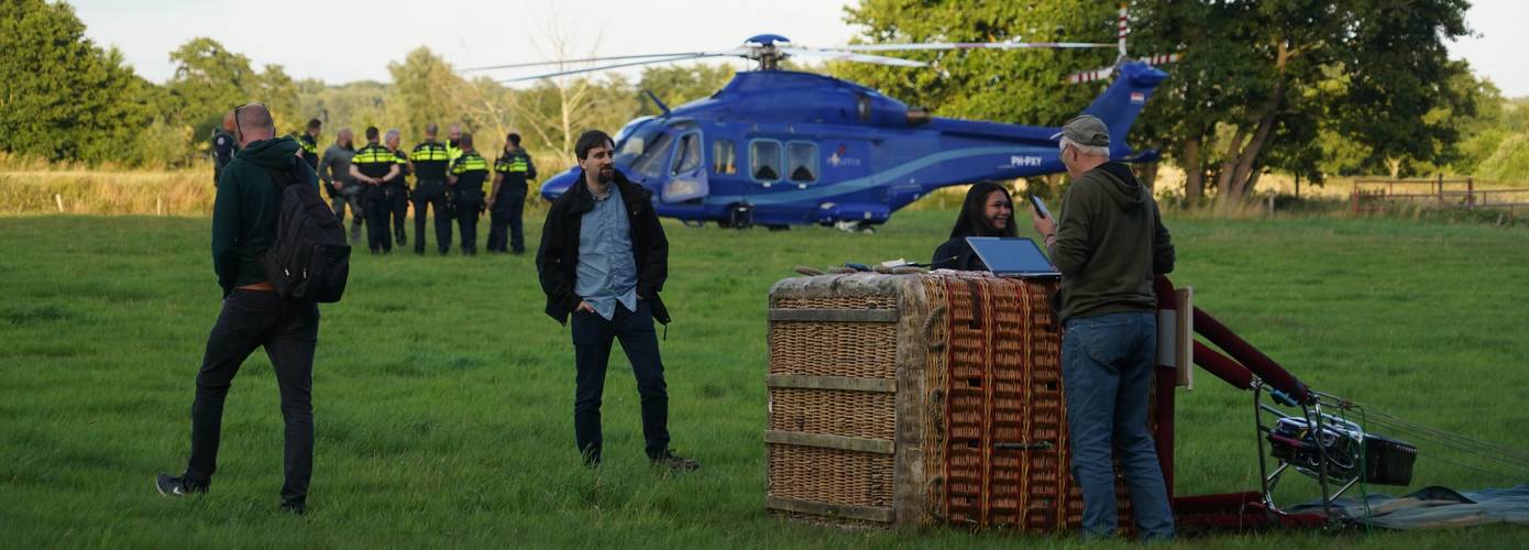 Politiehelikopter assisteert nadat luchtballon noodlanding moet maken