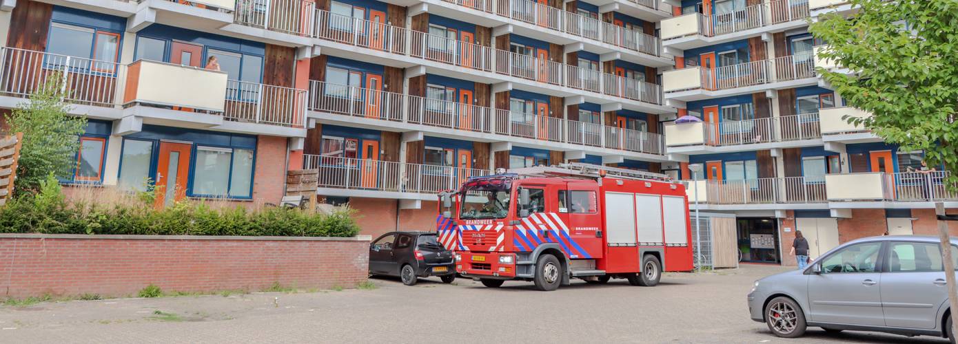 Vrouw raakt ernstig gewond bij brand in appartement Emmen; traumahelikopter ingezet