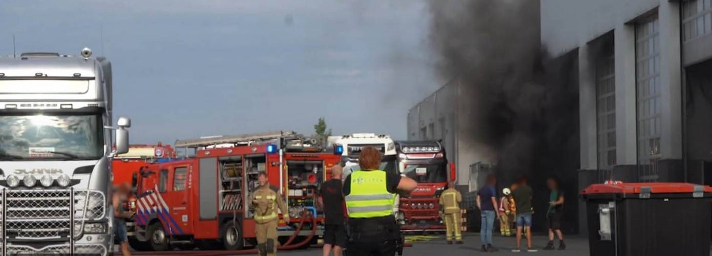 Vrachtwagen in brand bij Van Triest in Hoogeveen (video)