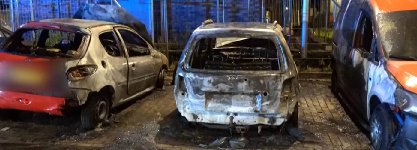 Drie auto's uitgebrand door wéér een brandstichting in Hoogeveen (video)