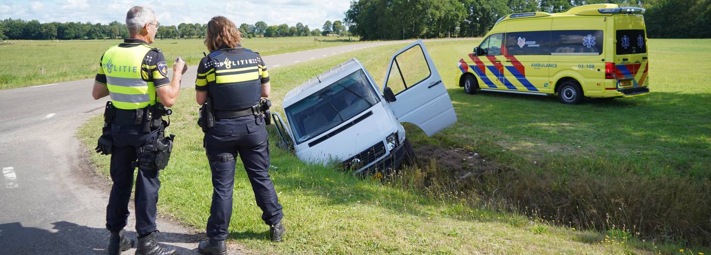 Bestuurder van bedrijfswagen gewond na eenzijdig ongeval (video)