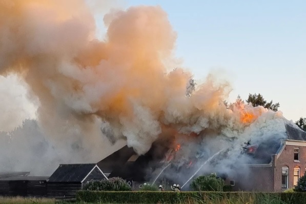 Grote uitslaande brand verwoest woonboerderij (video)