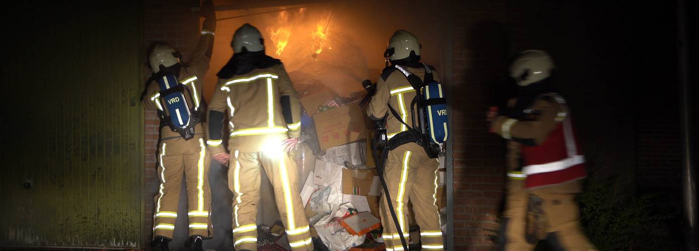 Garagebox vol papier vliegt in brand (video)