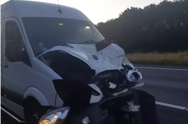 Busje botst hard achterop vrachtwagen op A28