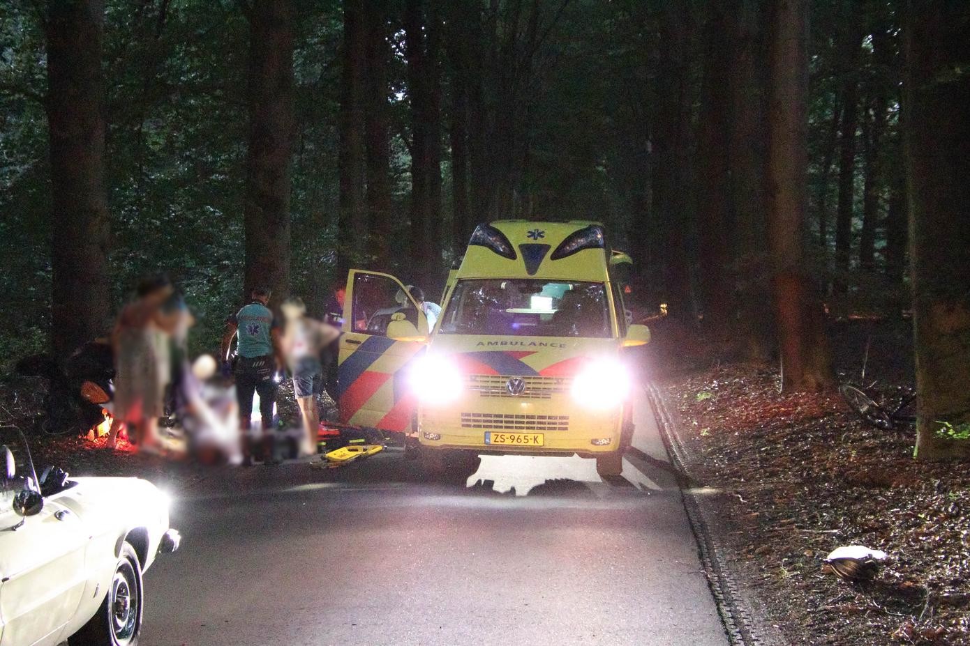 Scooterrijder ernstig gewond door aanrijding tegen boom (Video)