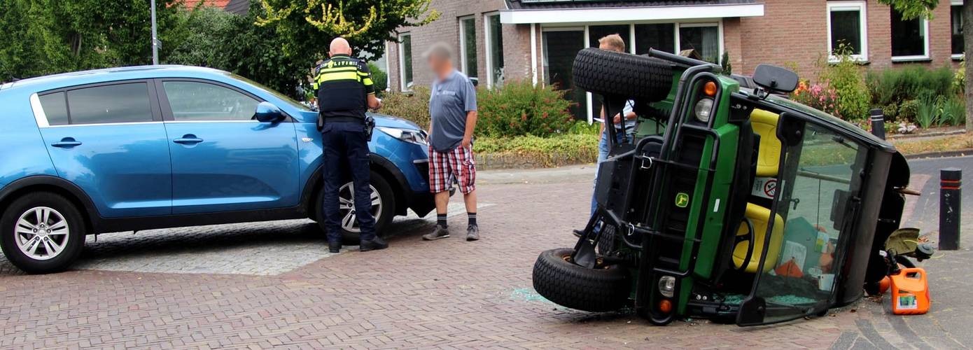 Gemeentewagen op de kant na botsing op kruising in Beilen