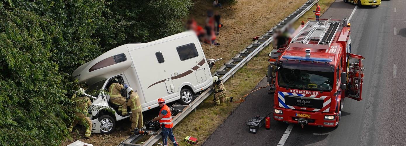 Man (76) overleden bij ernstig ongeval met camper op A28 (video)