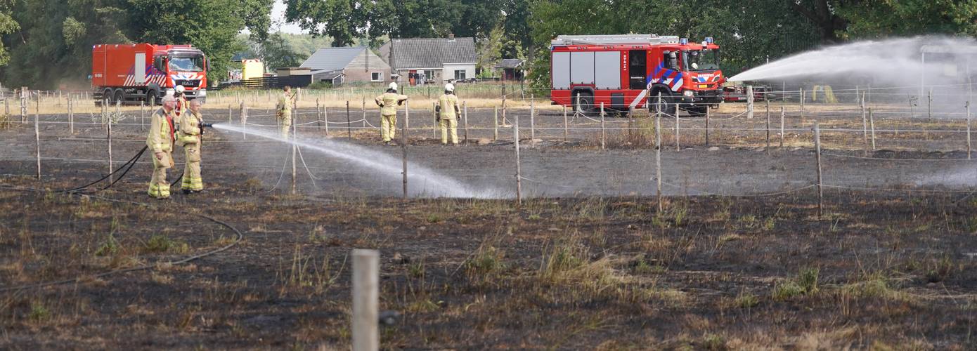Grote brand op weiland dankzij grote inzet snel onder controle (video)