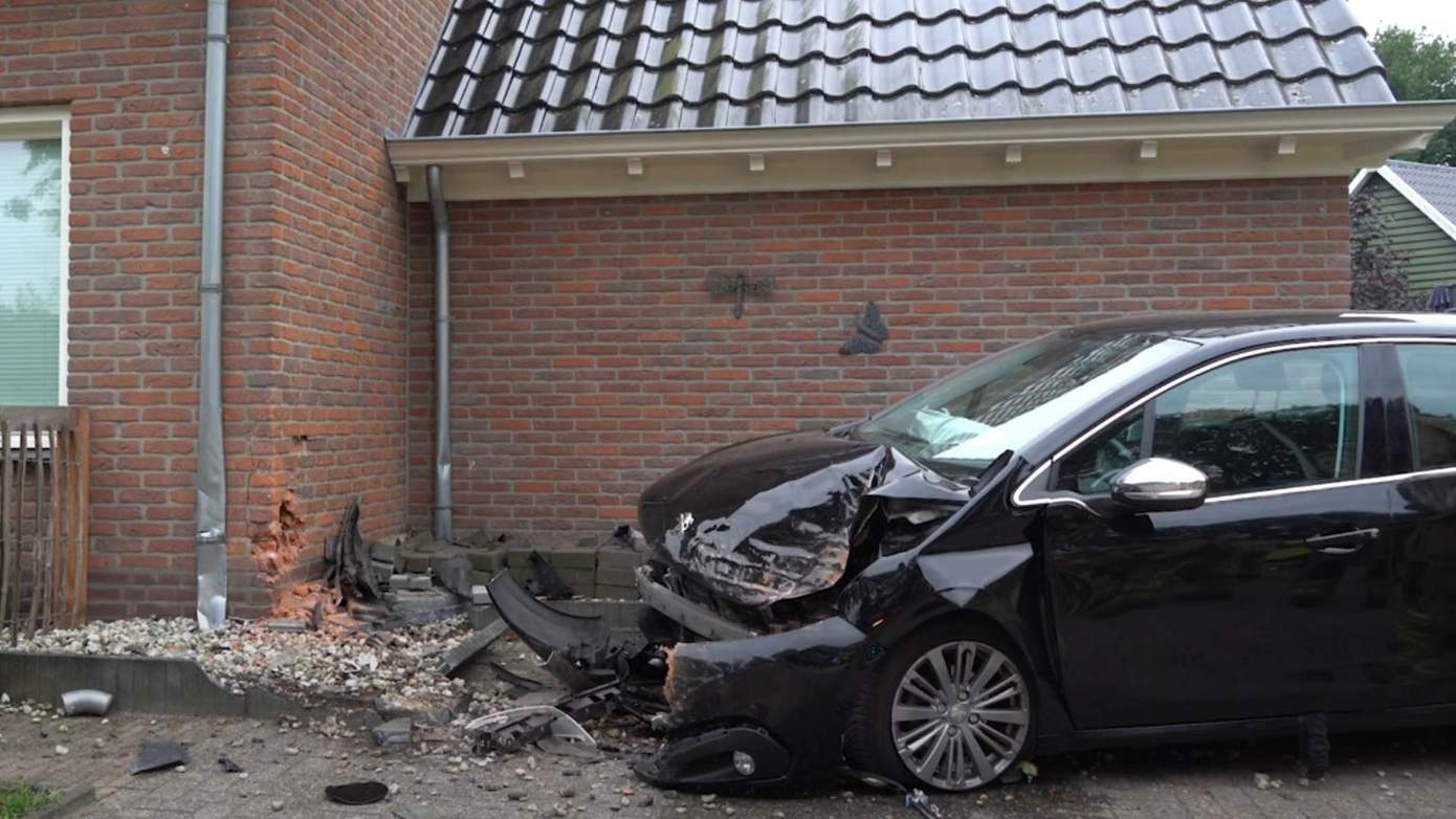 Automobilist mist bocht en rijdt tegen woning aan (video)