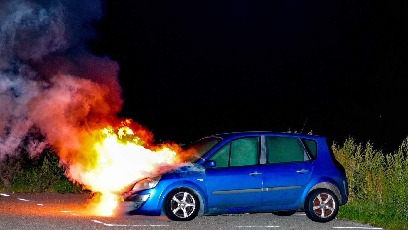 Verlaten auto volledig in brand op parkeerplaats langs A37 (video)