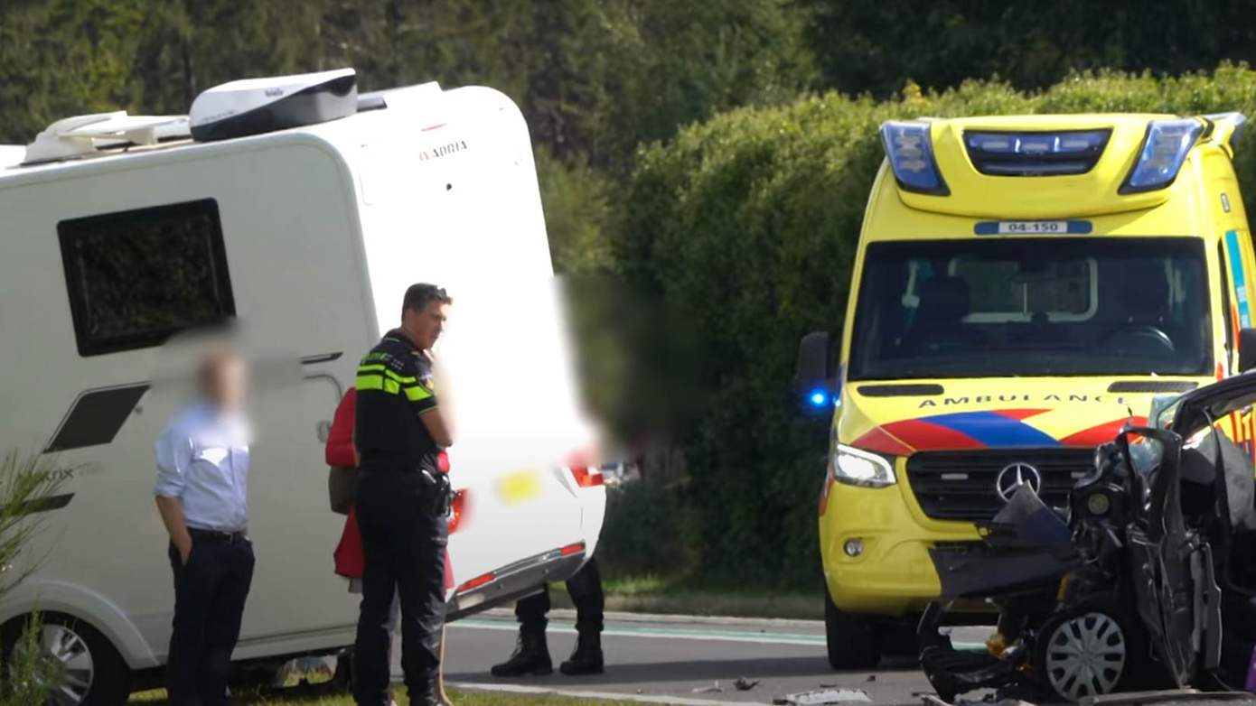 Man (66) en vrouw (65) uit Gieten gewond bij dodelijk ongeval op N36 (video)