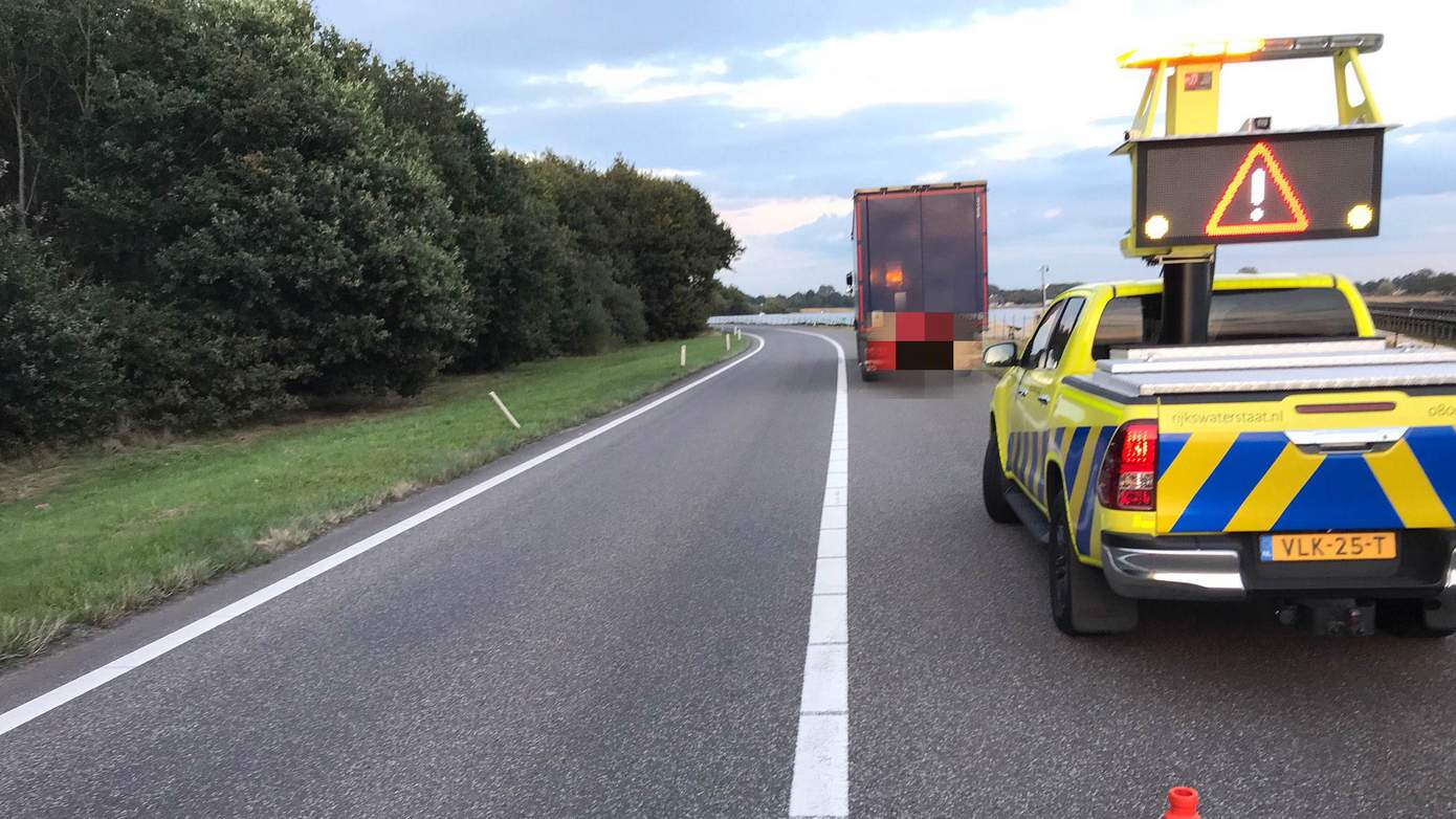 Vrachtwagen achtergelaten op snelweg en afgesleept