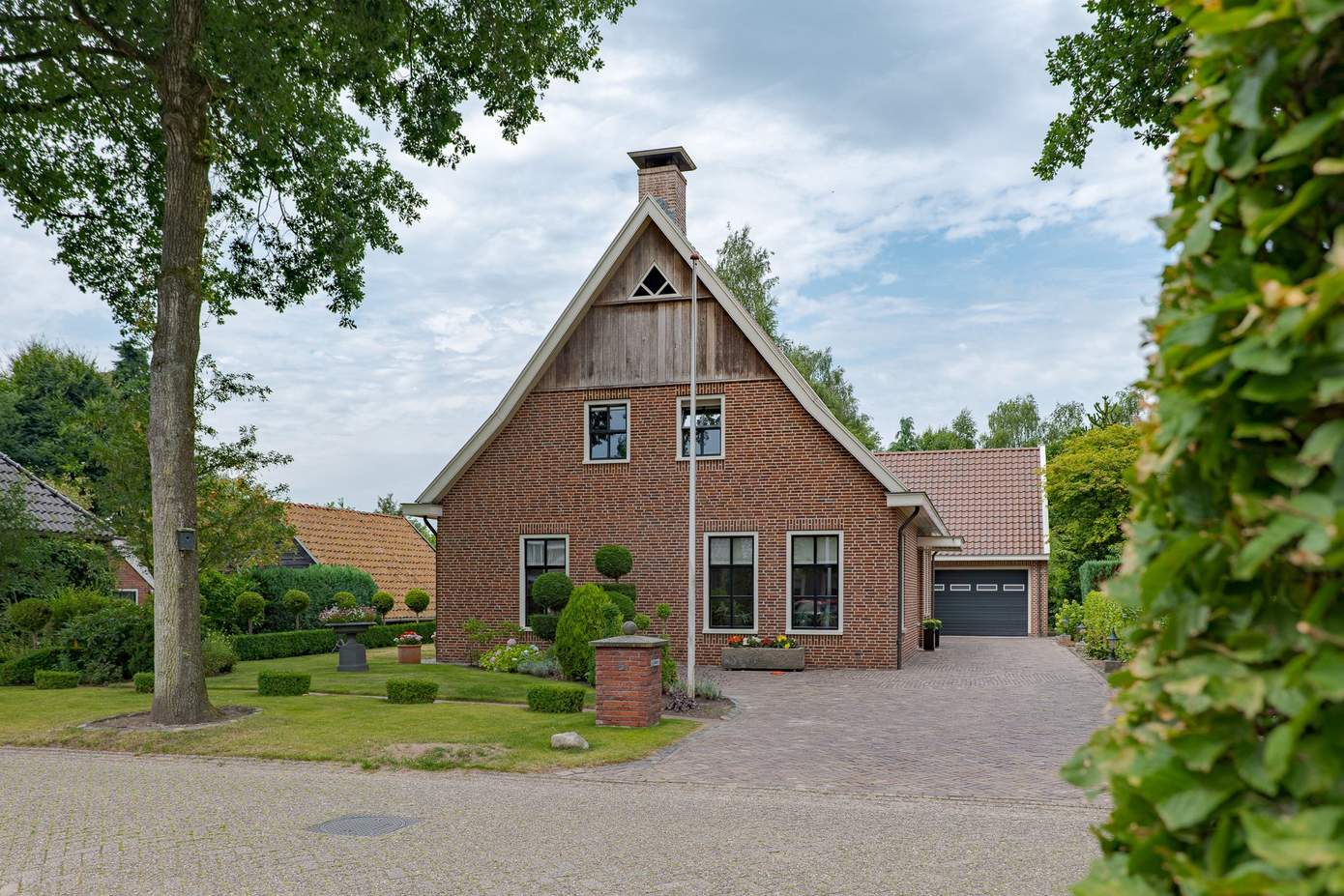 Jaarlijks Trekker schuur Te koop in Drenthe: vrijstaand gelegen landhuis op groot perceel