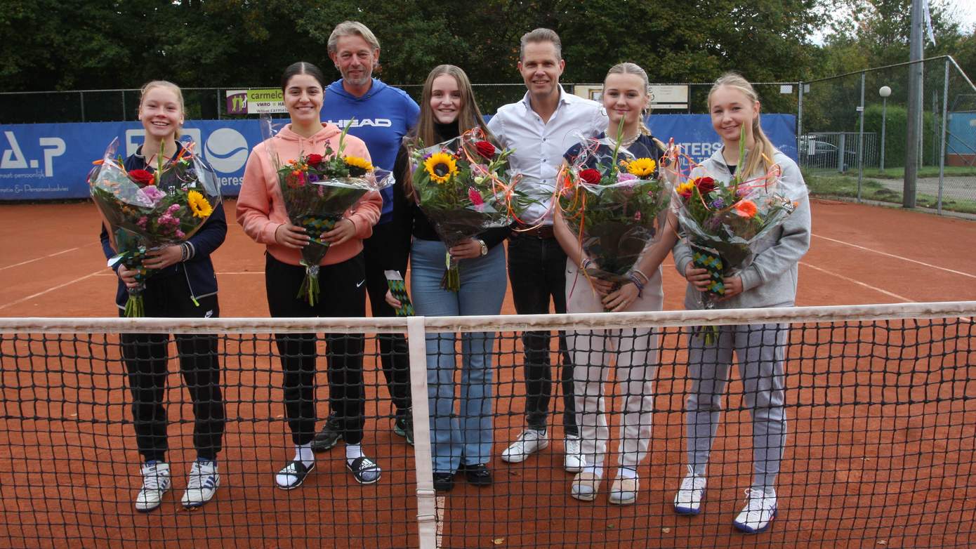 Tennissters TC Bargeres kampioen en promoveren naar landelijke eredivisie.