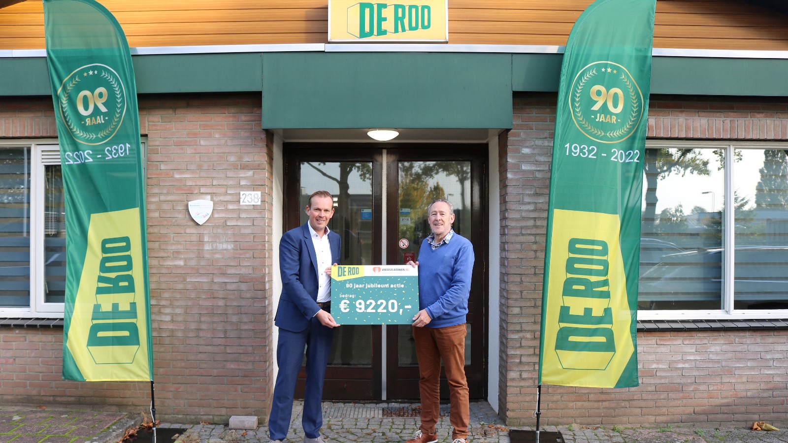 De Roo viert jubileum met gift voor voedselbank