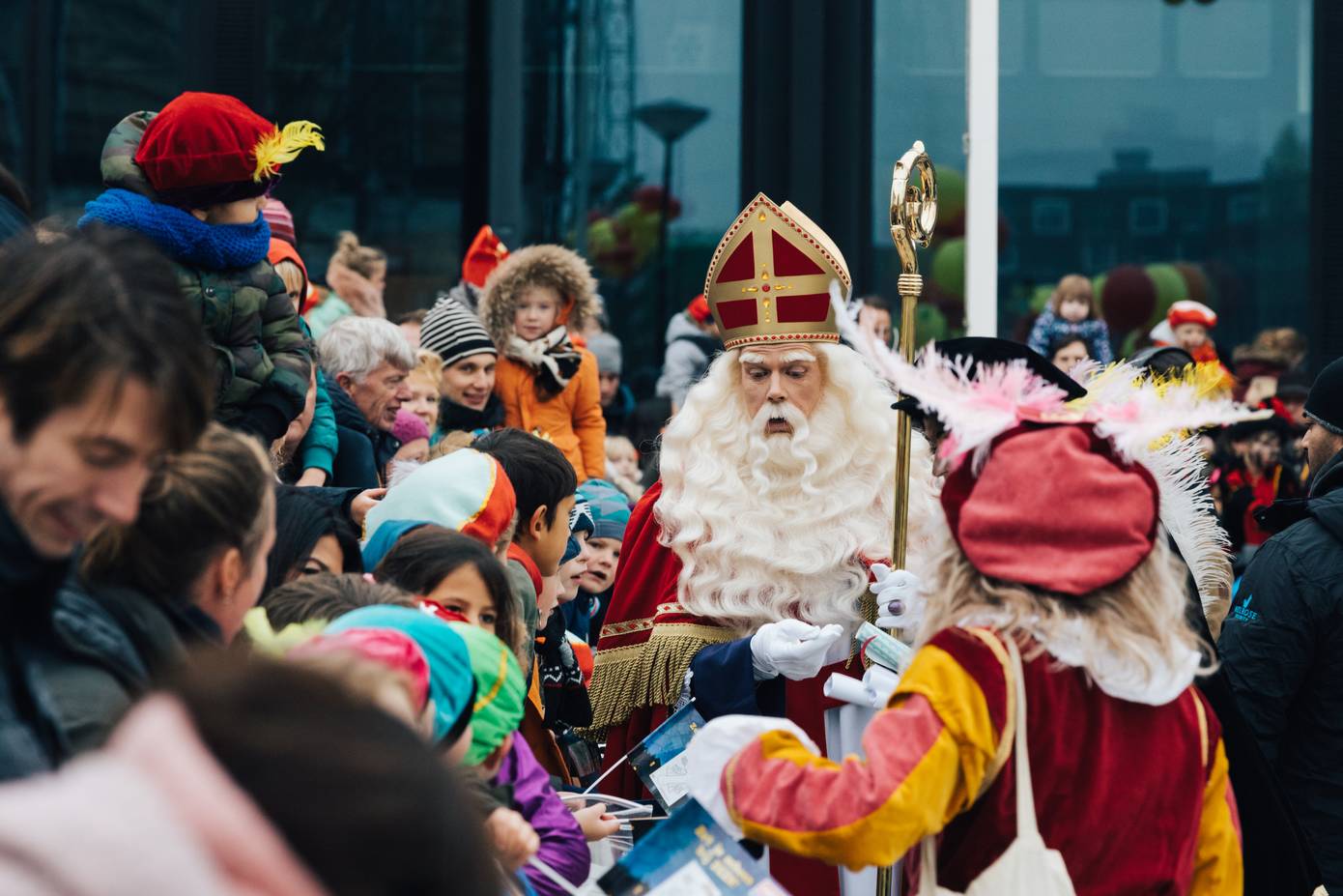 Video: Sympathisanten houden Kick Out Zwarte Piet tegen bij Sinterklaasintocht Staphorst