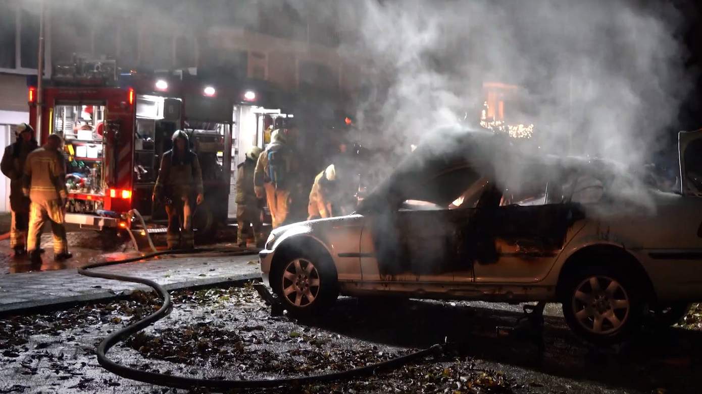 Opnieuw auto in brand gestoken op parkeerplaats in Hoogeveen (video)