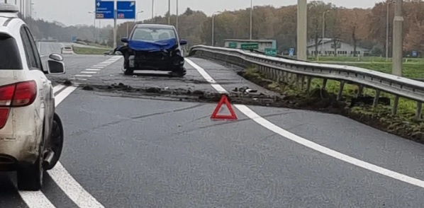 Veel schade bij ongeval op knooppunt Holsloot