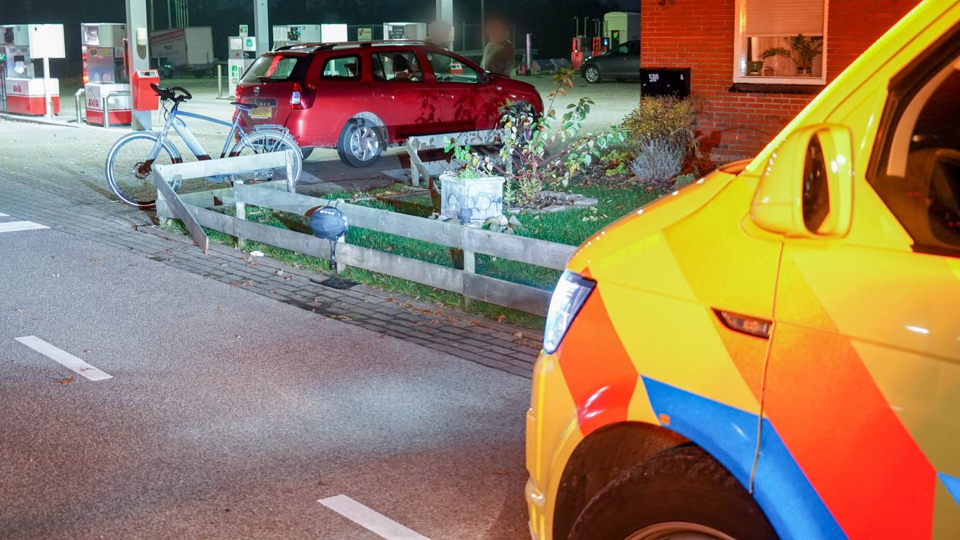 Fietsster via hekwerk in tuin gelanceerd na botsing met auto