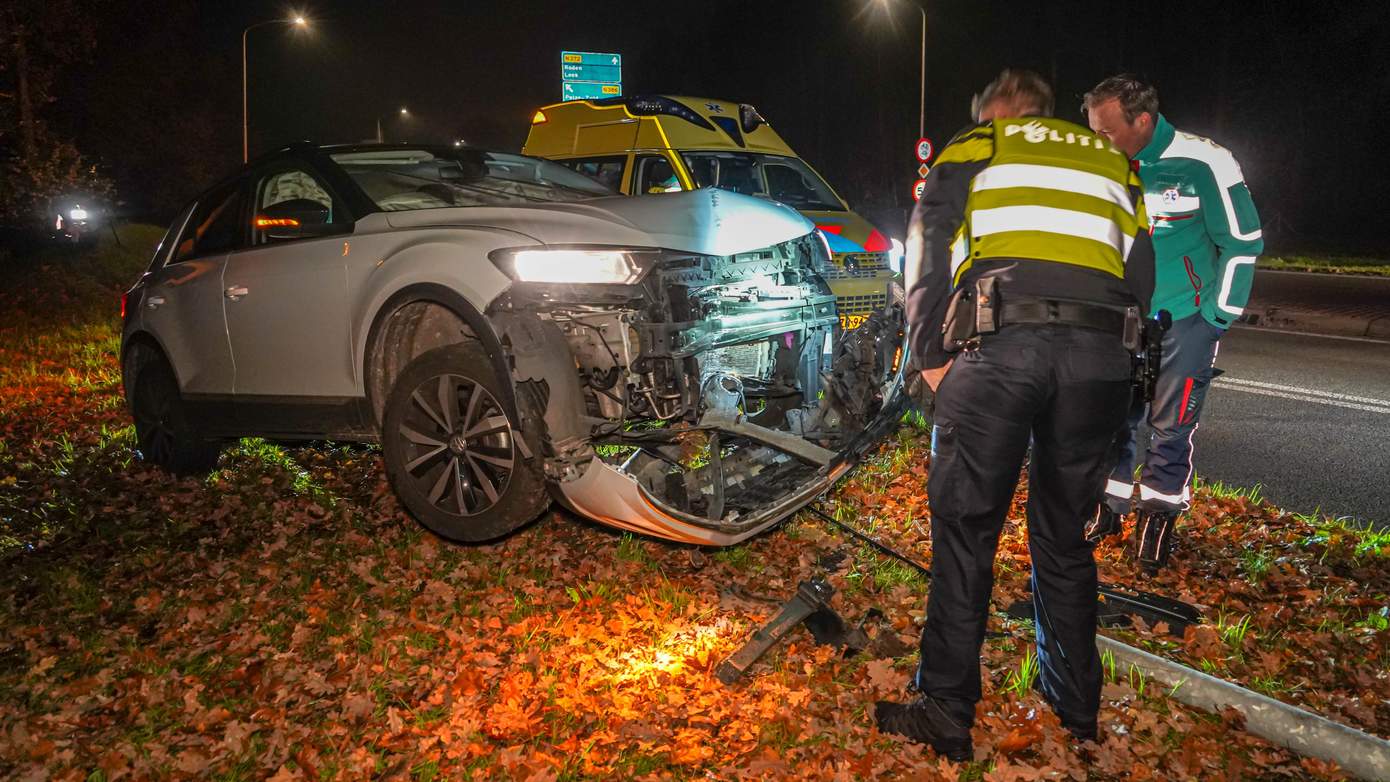 Beschonken bestuurder rijdt lantaarnpaal plat