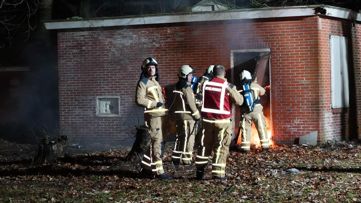 Onbekenden stichten brand in slooppand in Eelde (video)