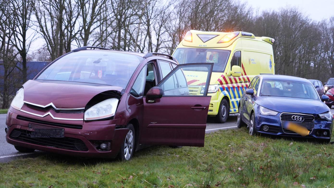 Twee gewonden na ongeval met vier voertuigen in Emmen