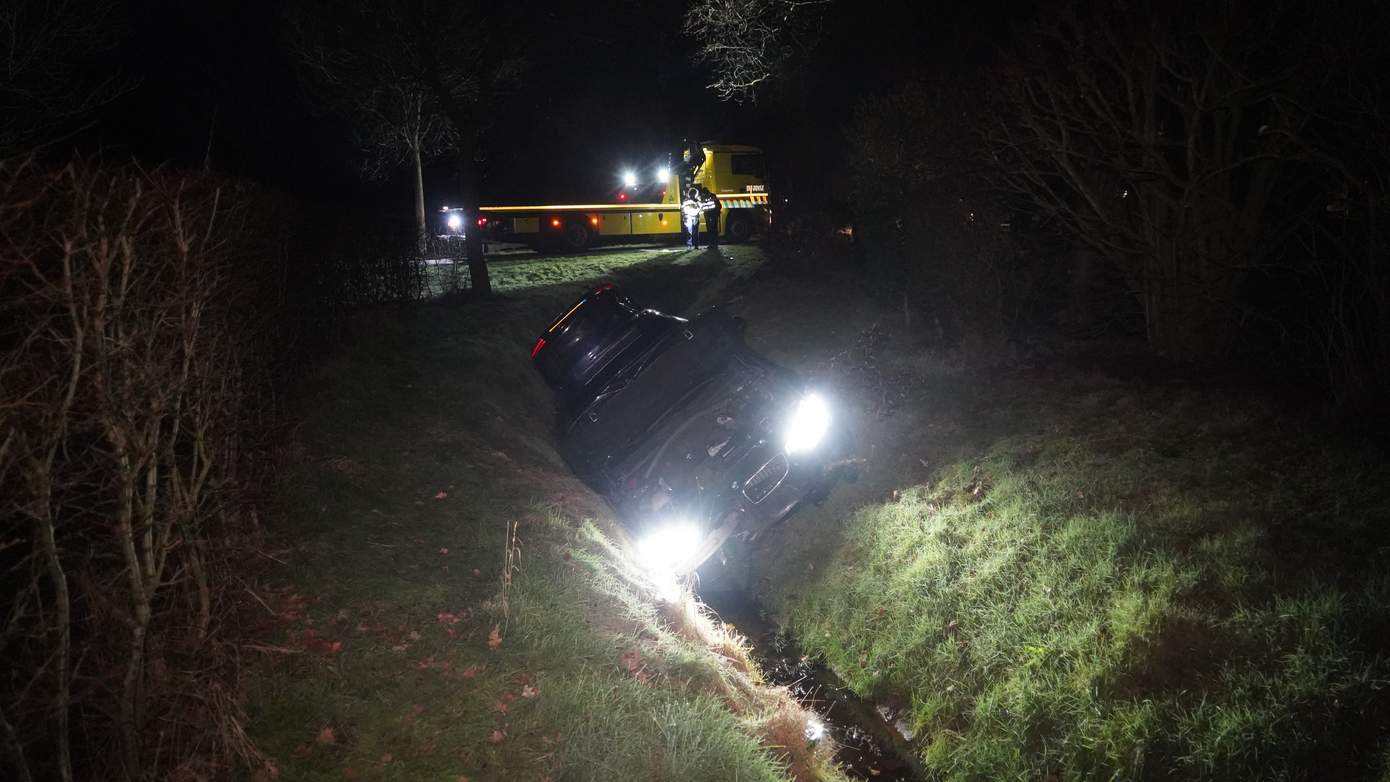 Automobilist rijdt droge sloot in na missen van bocht