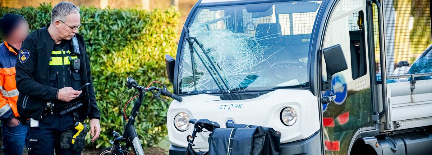 Fietser gewond na aanrijding met gemeentevoertuig in Beilen