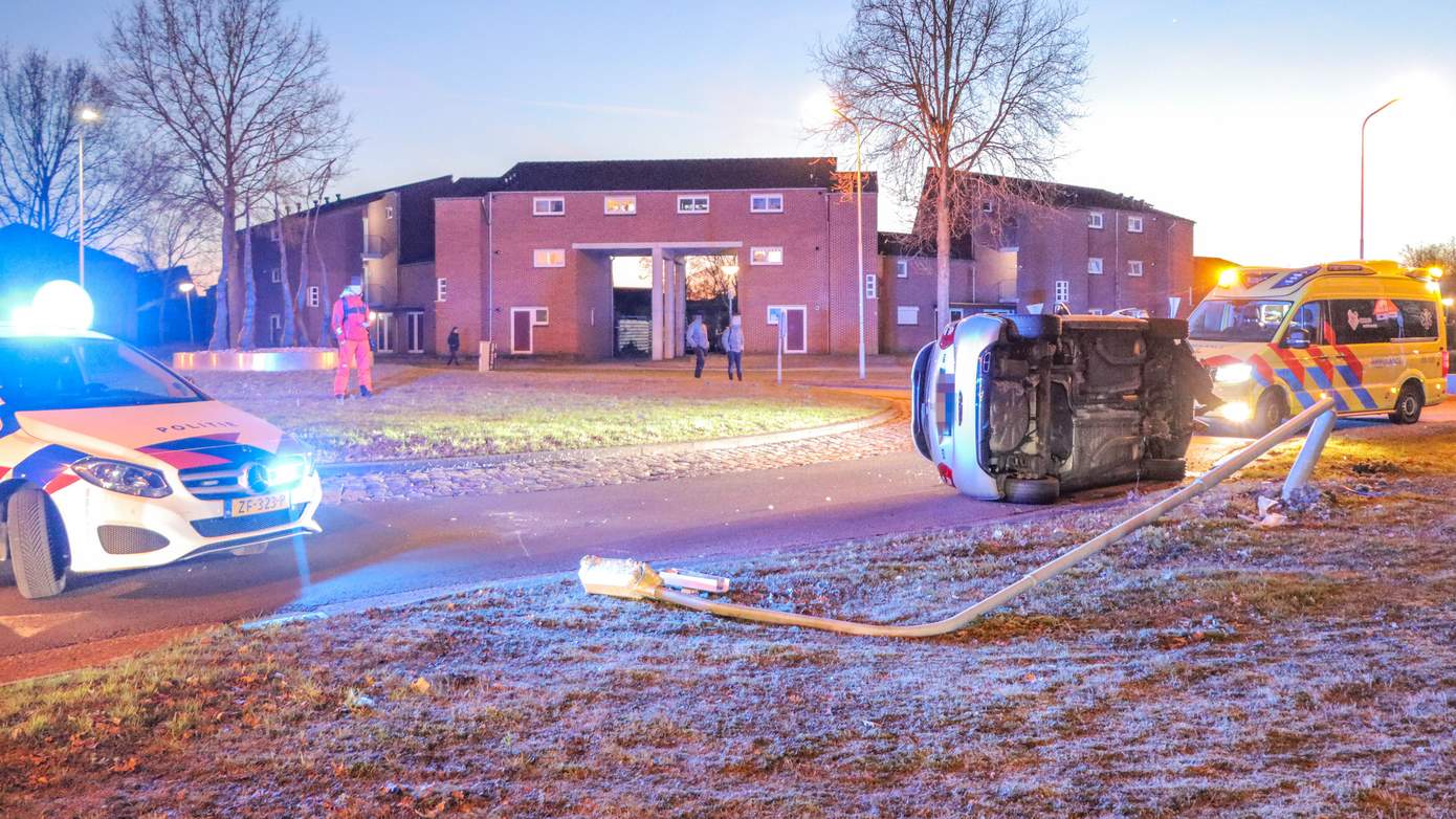 Automobilist met teveel alcohol op belandt op de kant op rotonde