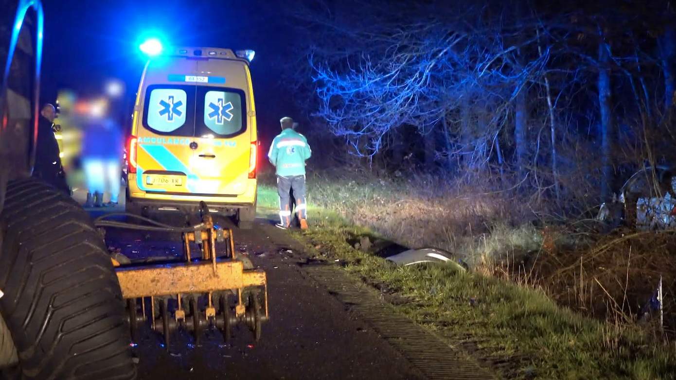 Automobilist gewond na botsing met trekker en giertank (video)