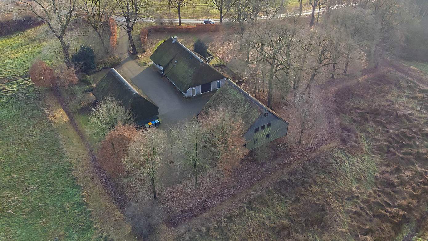 Te koop in Drenthe: rietgedekte woonboerderij op 3.400m² perceel