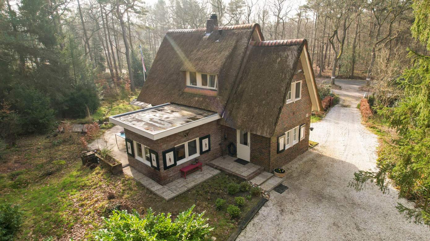 Te koop in Drenthe: vrijstaand rietgedekt woonhuis in het bos op 5.380 m² perceel