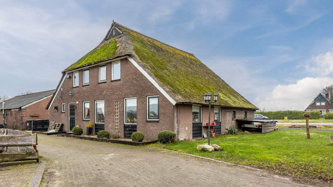 Te koop in Drenthe: woonboerderij met eigen rijbak, weiland en 11.000m² eigen grond