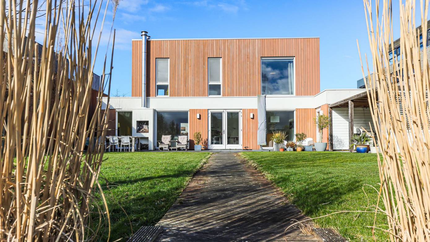 Te koop in Drenthe: Moderne riante villa met privé gelegen tuin en eigen aanlegsteiger 