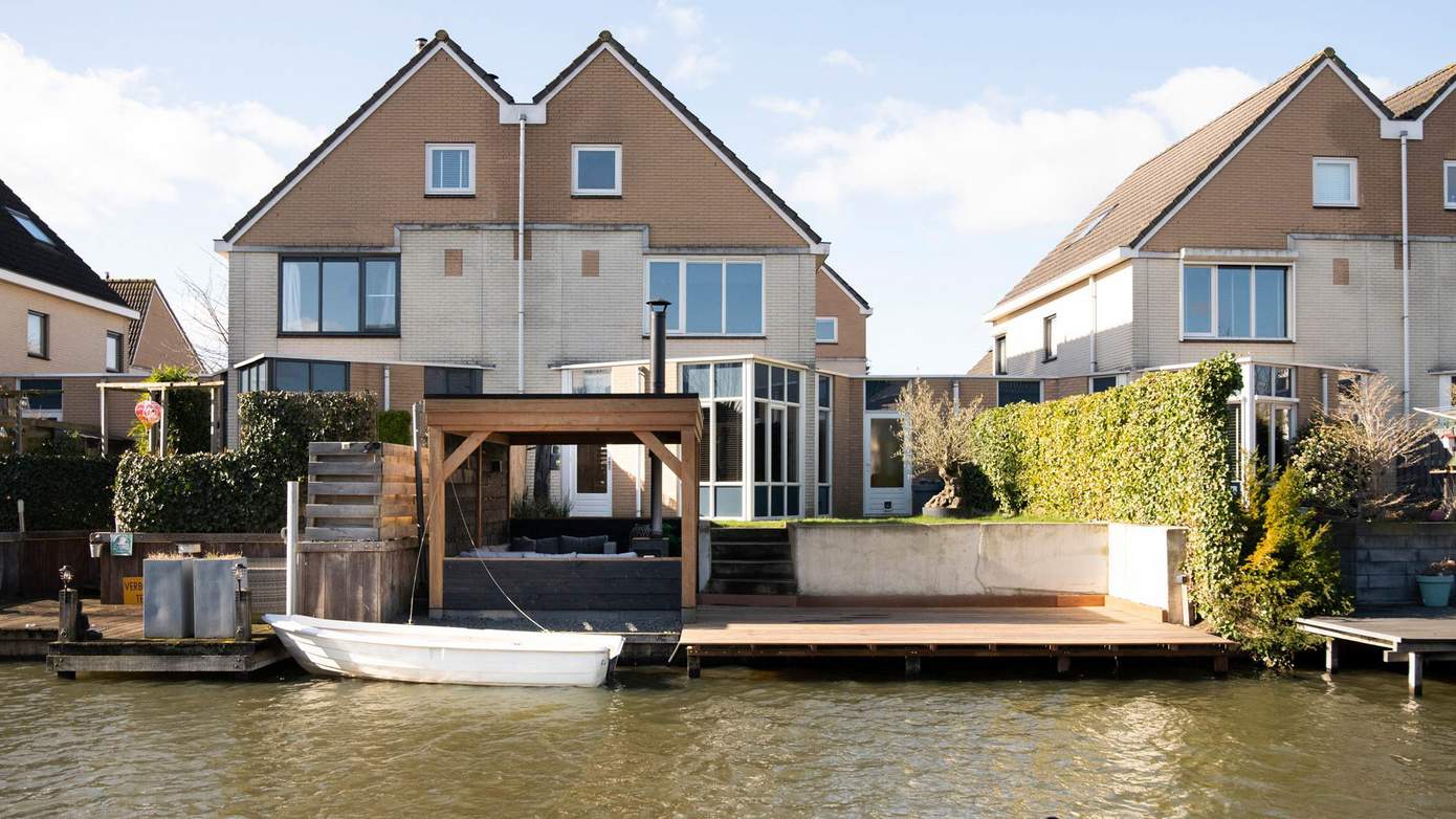 Te koop in Drenthe: half vrijstaand woonhuis aan het water