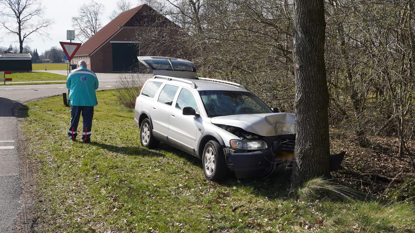 Automobilist botst tegen boom in Wijster