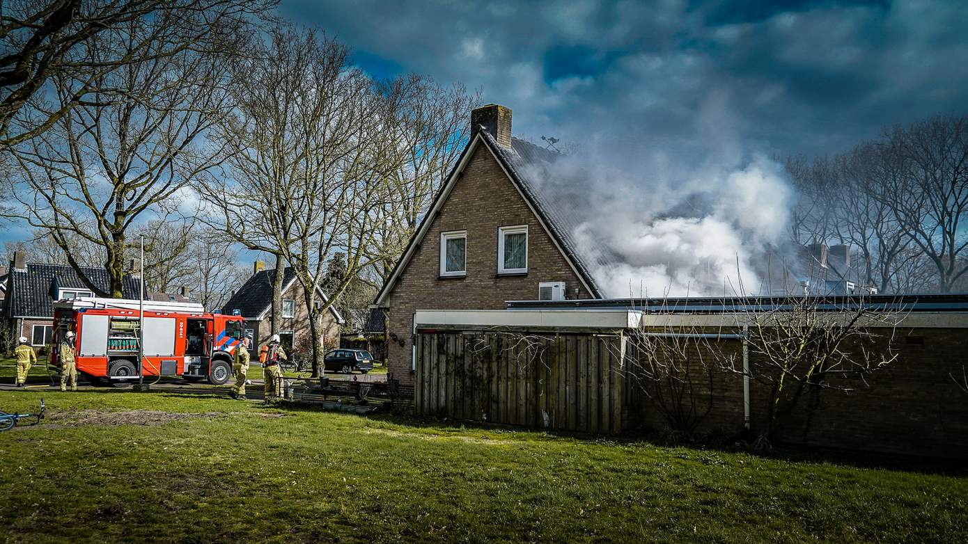 Forse rookontwikkeling bij woningbrand in Vries (video)