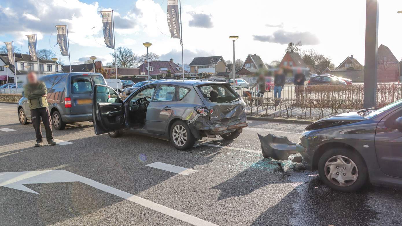 Veel schade bij kop-staart aanrijding in Emmen (video)