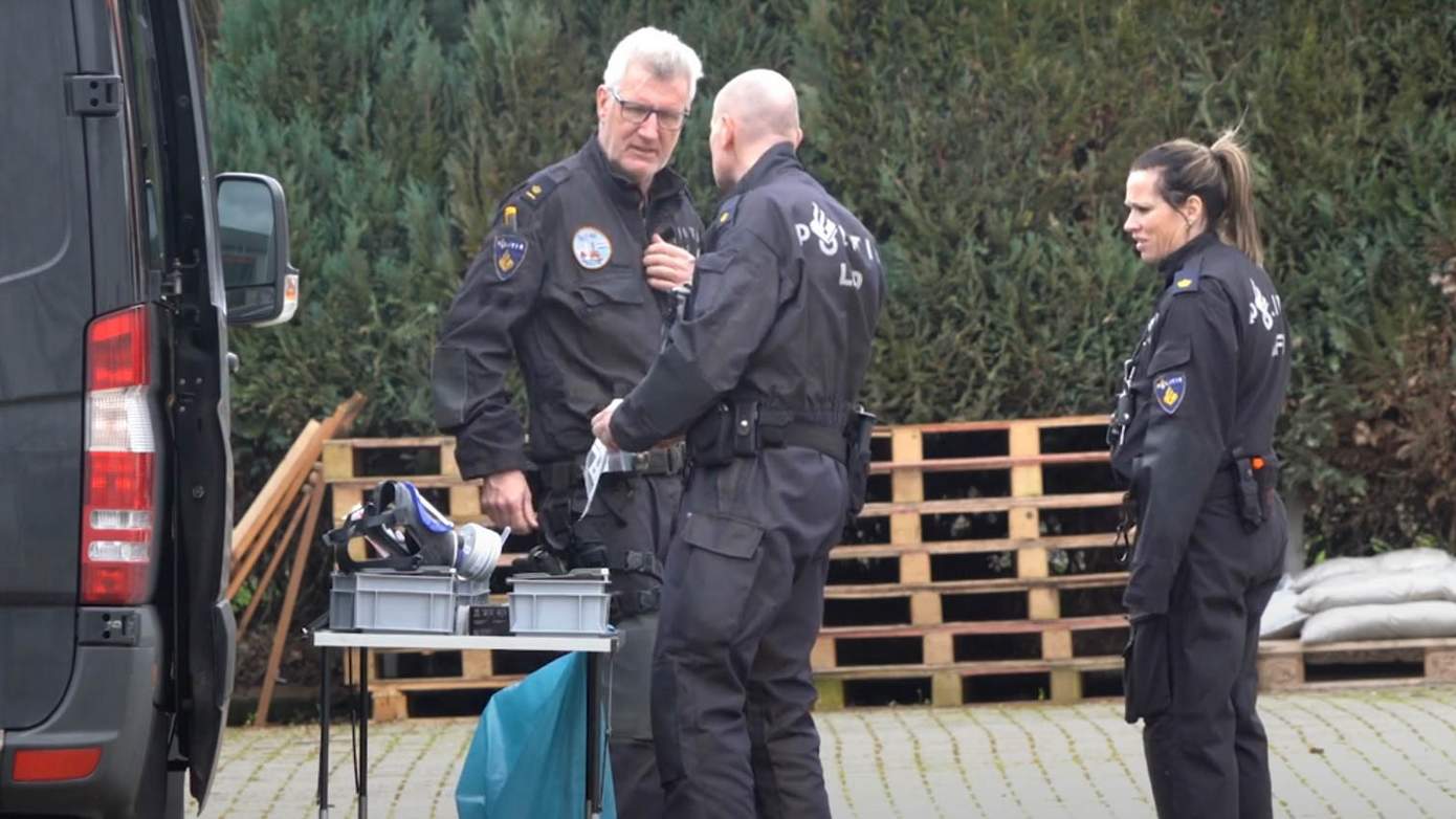 Arrestatieteam doet inval in oud garagepand en vindt chemicaliën; vier aanhoudingen (video)