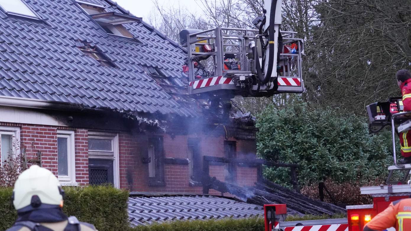 Brand in bijgebouw slaat over naar woonboerderij (video)