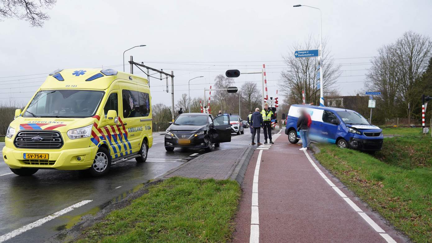 Gewonde na botsing tussen auto en busje in Tynaarlo