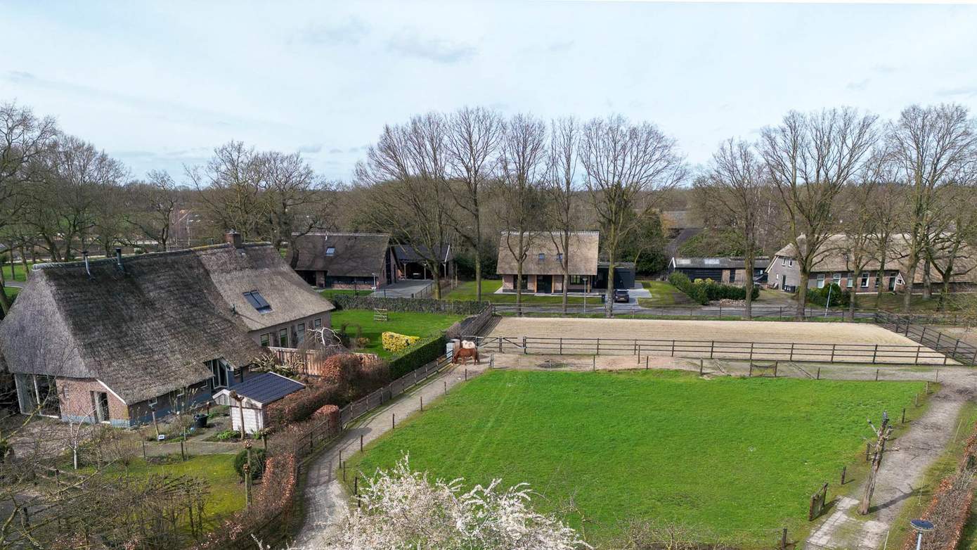 Te koop in Drenthe: rietgedekte woonboerderij met paardenbak van 20x40 meter