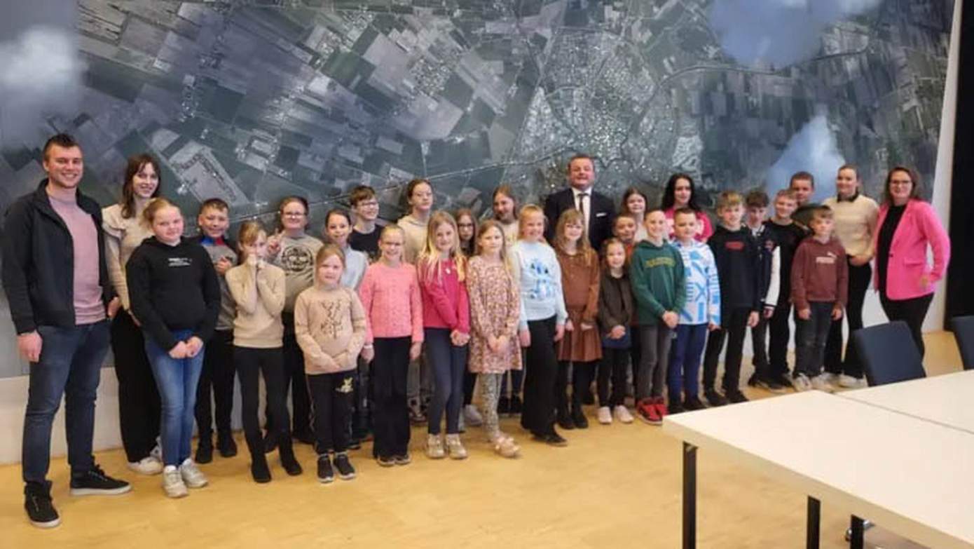 Leerlingen Panta Rhei Coevorden op bezoek bij burgemeester Bergsma