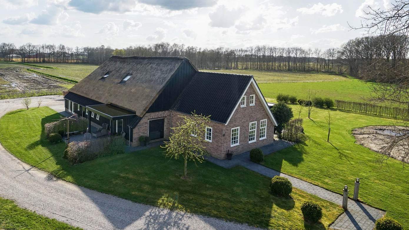 Te koop in Drenthe: vrijstaande woonboerderij op perceel van ruim 7000m2