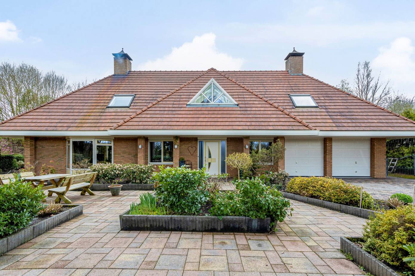 Te koop in Drenthe: vrijstaande ruime villa met ruime tuin