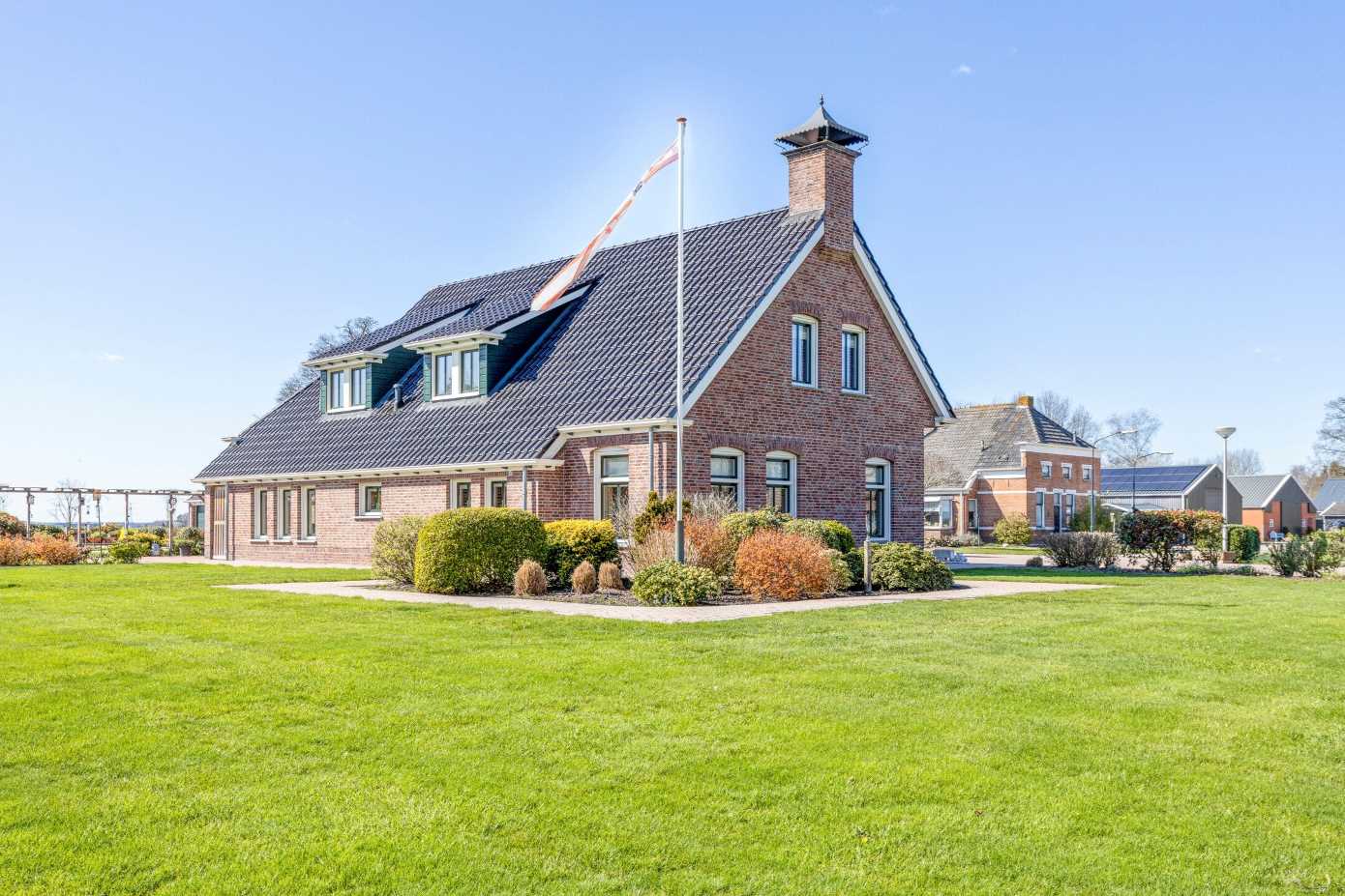 Te koop in Drenthe: prachtige en royale boeren villa met zeer grote tuin
