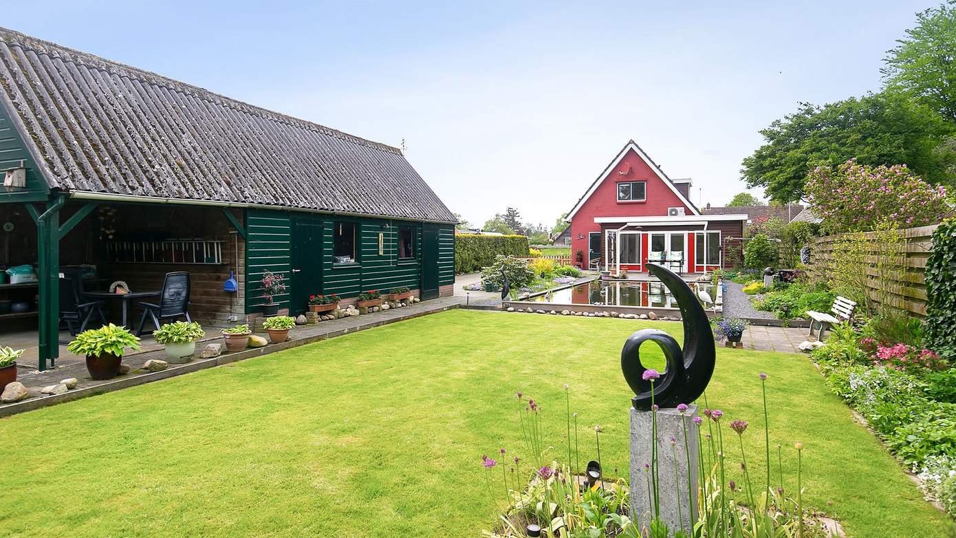 Te koop in Drenthe: vrijstaande woning met grote schuur en uitzicht op weilanden